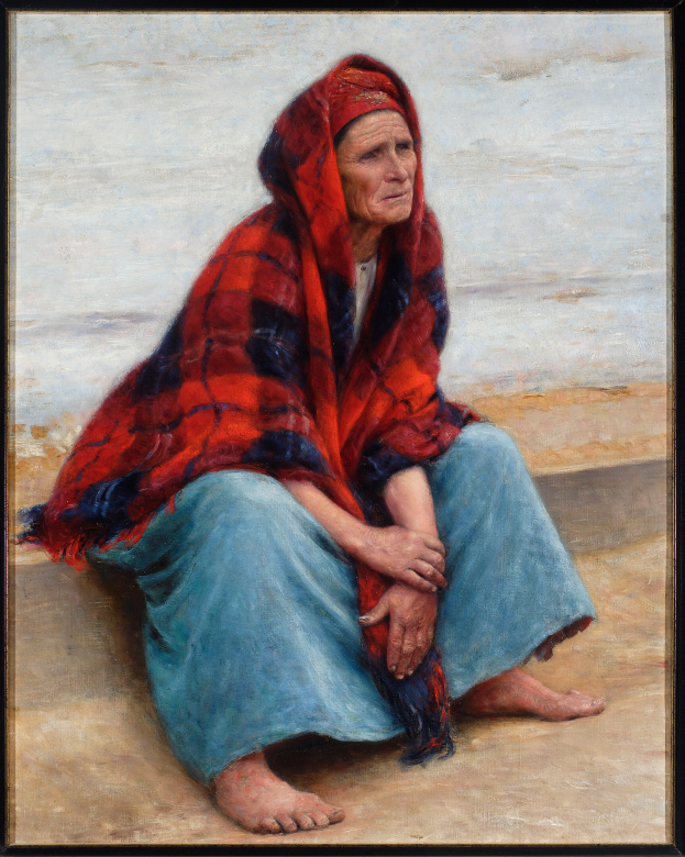 Eine alte Frau sitzt am Strand bei Sonnenuntergang, trägt ein helles Kleid mit einem Dutt, hat die Augen geschlossen und die Hände im Schoß, eingerahmt von einem Photo-Frame.