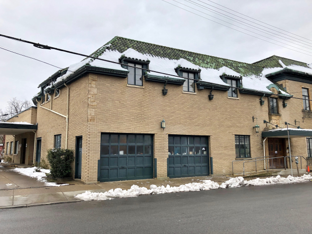 Feuerwache mit grüner Dachbegrünung, umgeben von Schnee, Bäumen und Pflanzen, in St. Louis, Missouri.