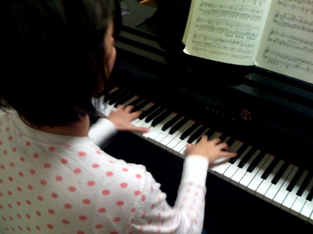 Eine Person, die ein Piano spielt, dargestellt in einer Illustration in einem Buch.