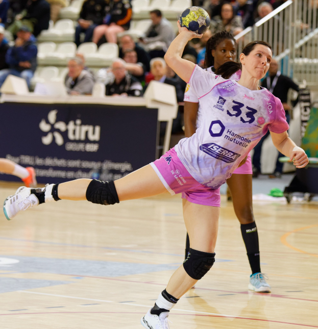 Frauen spielen Handball auf einem Court mit einem Ball im Spiel, Zuschauer im Hintergrund bei der Futsal-Weltmeisterschaft 2019 in Paris, Frankreich.