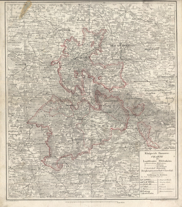 Alte Deutschlandkarte mit schwarzem Rand und Text, zeigt detaillierte provinzielle Einteilungen.