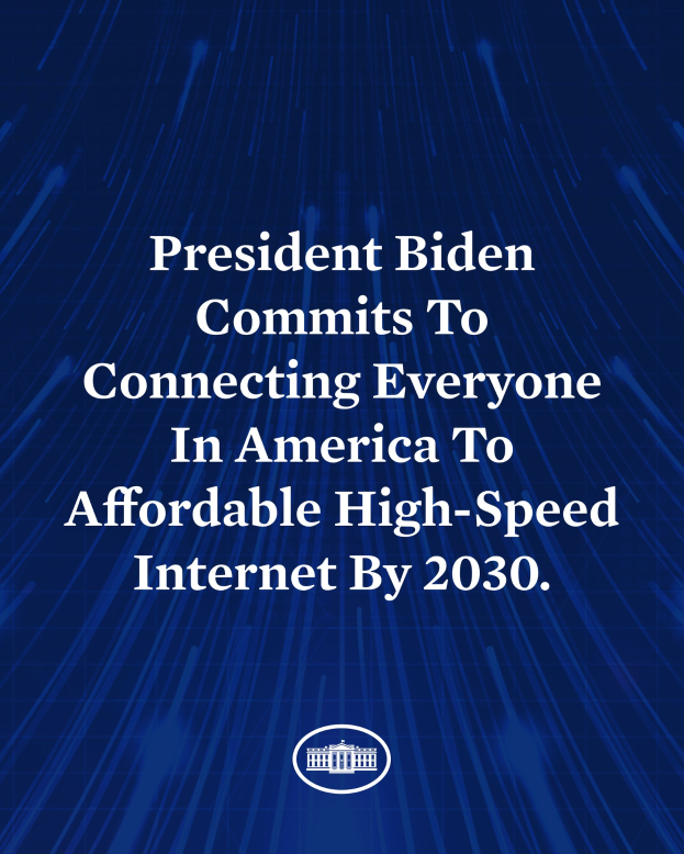 Ein blauer Hintergrund mit weißer, zentrierter Schrift, die besagt: "Präsident Biden setzt sich dafür ein, bis 2030 jeden Amerikaner mit erschwinglichem Hochgeschwindigkeitsinternet zu verbinden."