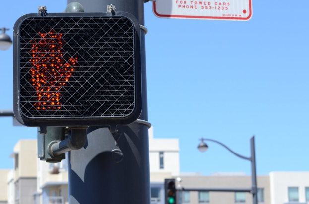 Verkehrsmasten, Ampeln, Straßenlaternen, Gebäude und Himmel.