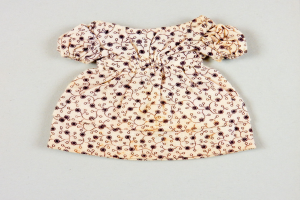 Weißes knielanges Sommerkleid mit kurzen Ärmeln, rundem Halsausschnitt und vollem Rock, das ein komplexes mehrfarbiges Muster auf einem leichten Stoff aufweist, auf einer weißen Oberfläche präsentiert.