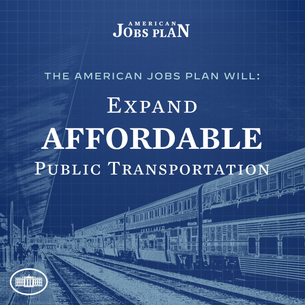 Plakat mit einem Zug auf einem Bahnsteig mit Menschen in der Nähe, das "The American Jobs Plan Will Expand Affordable Public Transportation" bewirbt.