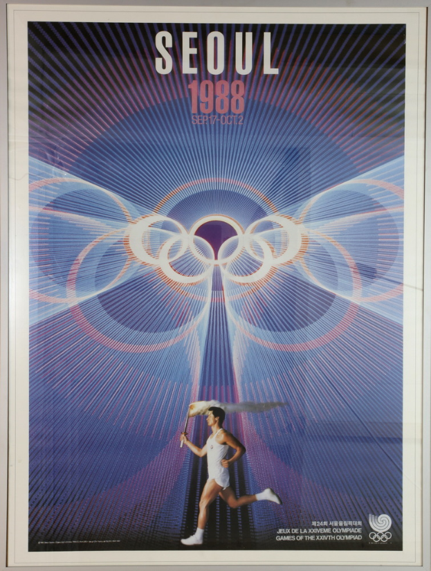 Eine Person, die mit den Olympischen Ringen im Hintergrund und den Worten "Olympische Spiele" darüber auf einem Plakat für die Olympischen Spiele 1988 in Seoul, Südkorea, läuft.