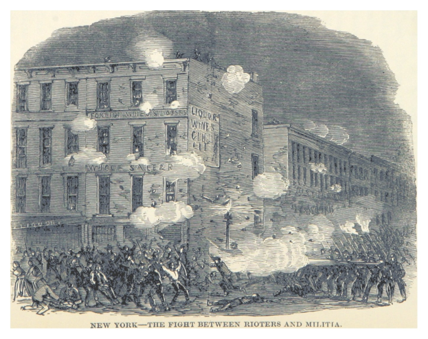 Ein Plakat zeigt eine chaotische Straßenszene in New York City mit Randalierern und Milizionären, die sich gegenüberstehen, im Hintergrund brennende Gebäude und den Text "New York - Der Kampf zwischen Randalierern und Miliz" unten.