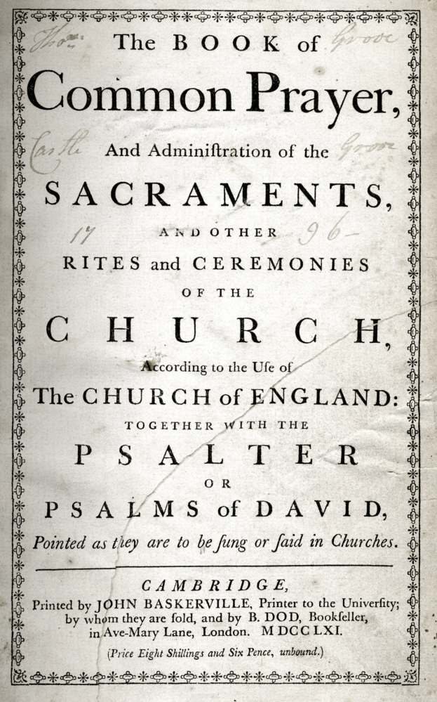 Altes Buch mit dem Titel "The Book of Common Prayer and Administration of the Sacraments, Rites and Ceremonies of the Church of England" aufgeschlagen auf einer Seite mit schwarzem Text.