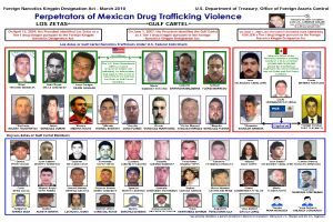 Plakat mit der Überschrift "Täter mexikanischer Drogenhandel" mit Fotos von Personen verschiedenen Alters, Geschlechts und Ethnien, die alle ernsthaft in die Kamera blicken, vor einem hellblauen Hintergrund.