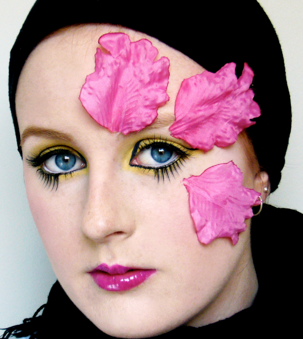 Eine Frau mit verschiedenen Make-up-Styles.