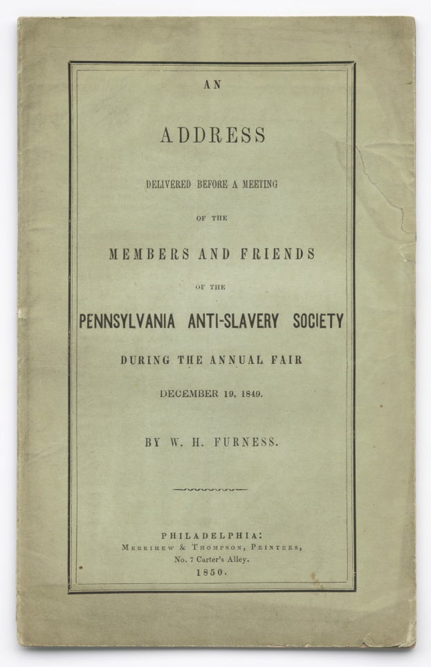 Offenes Buch mit dem Titel "Eine Ansprache vor einer Versammlung der Mitglieder und Freunde der Pennsylvania Anti-Slavery Society während der Jahresmesse" zeigt eine Seite mit schwarzer Tintenschrift.