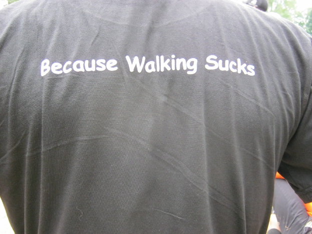 Eine Person mit einem T-Shirt mit der Aufschrift 'weil Laufen doof ist'.
