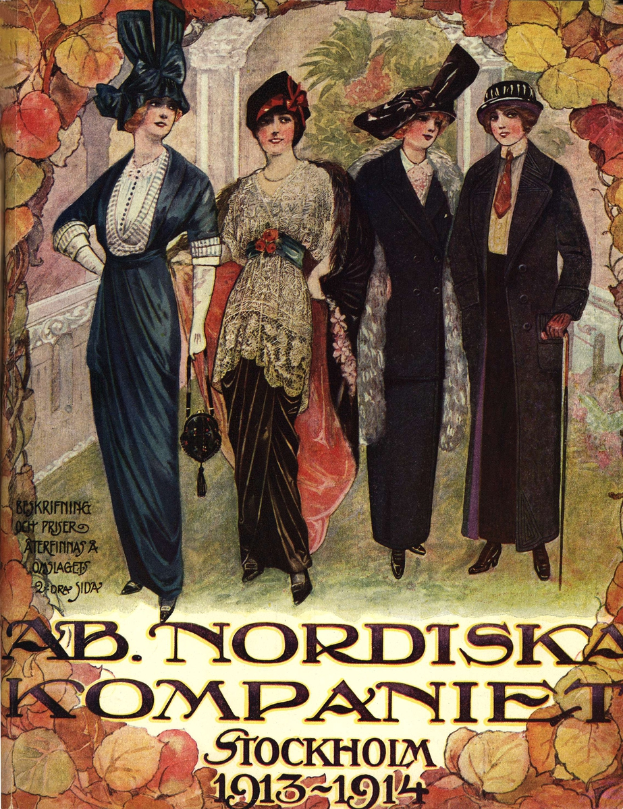 Ein Plakat der Ab Nordiska Company in Stockholm aus dem Jahr 1913-1914, das vier Frauen in einer Reihe zeigt, von denen jede ein Kleid und einen Hut in einer anderen Farbe trägt, mit beschreibendem Text.