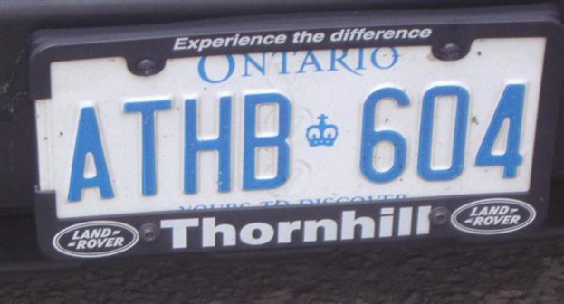 Ein Fahrzeugkennzeichen mit der Aufschrift "A THB 604" ist deutlich zu erkennen.