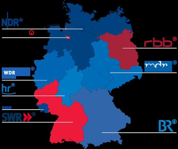 Eine Deutschlandkarte mit in rot und blau hervorgehobenen Bundesländern, die die Ergebnisse der Wahl 2016 mit den Namen der Kandidaten und dem Wahldatum zeigt.