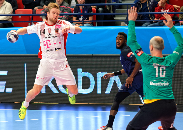 Männer spielen ein Handballspiel auf einem Court während der Futsal-Weltmeisterschaft 2019 zwischen Bayern München und Paris Saint-Germain, mit Zuschauern im Hintergrund.