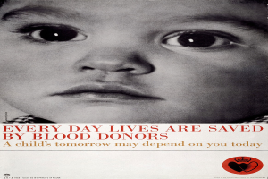 Ein Kind mit ernster Miene schaut direkt in die Kamera, umgeben von der fett gedruckten schwarzen Schrift "Jeden Tag rettet Blutspenden Leben".