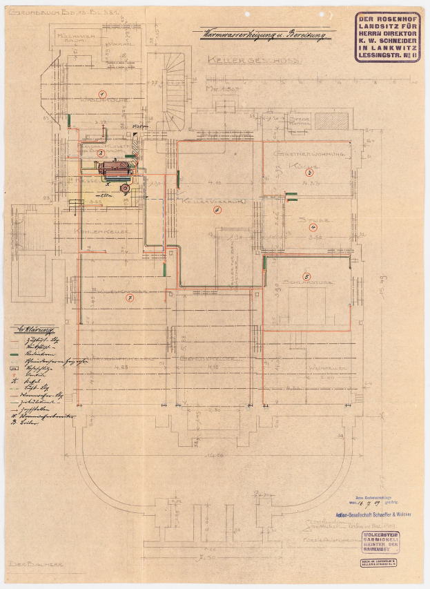 Schwarz-weißes Architekturdiagramm des Rosenhof-Krankenhauses in Hamburg, Deutschland, das detaillierte Grundrisse, Räume, Flure und ausführliche Verdrahtung an der Außenfassade des Gebäudes zeigt.