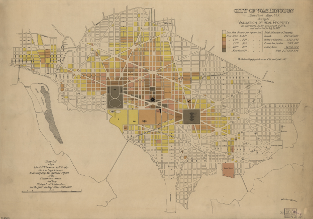 Ein altes Stadtplan von Washington, D.C. mit detaillierten Straßen, Parks und Sehenswürdigkeiten, überlagert mit fettem Text, der die Wertschätzung von Immobilien angibt.