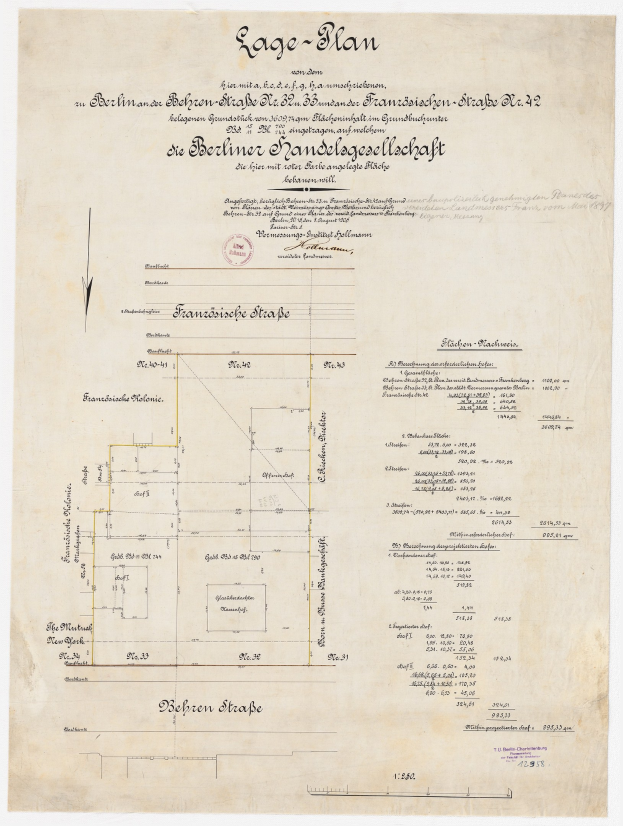 Alter Dokument mit handgezeichneter Grundriss des Berliner Handelagellachaft-Gebäudes, begleitet von Text und einem Stempel auf der linken Seite.