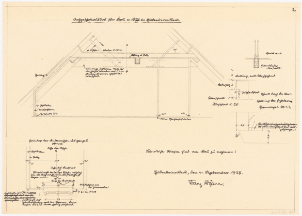 Schwarz-weißes architektonisches Zeichnung eines Hauses mit einem geneigten Dach, beschriftet als erster Grundriss, begleitet von detaillierten Texten und strukturellen Anmerkungen.