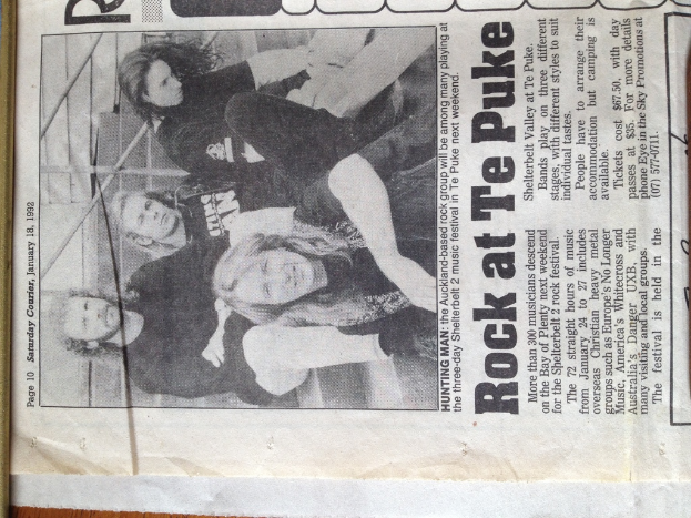 Eine Gruppe von Menschen und Text auf einem Blatt Papier in einem Artikel.