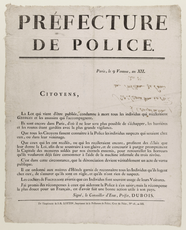 Ein weißes Dokument mit fetter schwarzer Schrift, die 'Préfecture de Police' lautet, und einer kleinen Illustration eines Polizisten oben rechts.