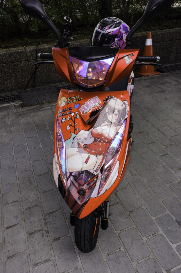 Ein oranges E-Scooter mit Helm auf der Straße geparkt, mit einer Verkehrskegel, einer Wand und Bäumen im Hintergrund.