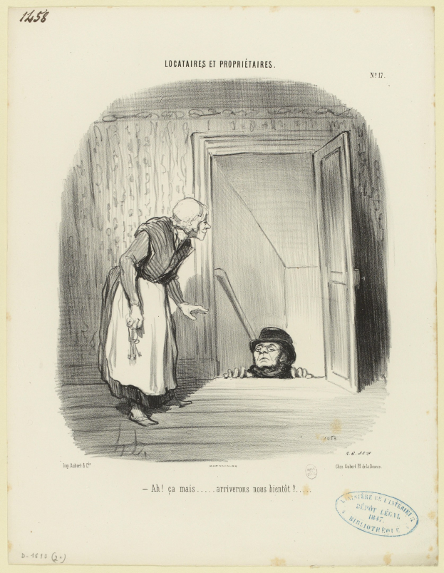 Eine alte Frau steht vor einer Tür, während ein Mann neben ihr auf dem Boden liegt; Text und ein Stempel erscheinen unten.