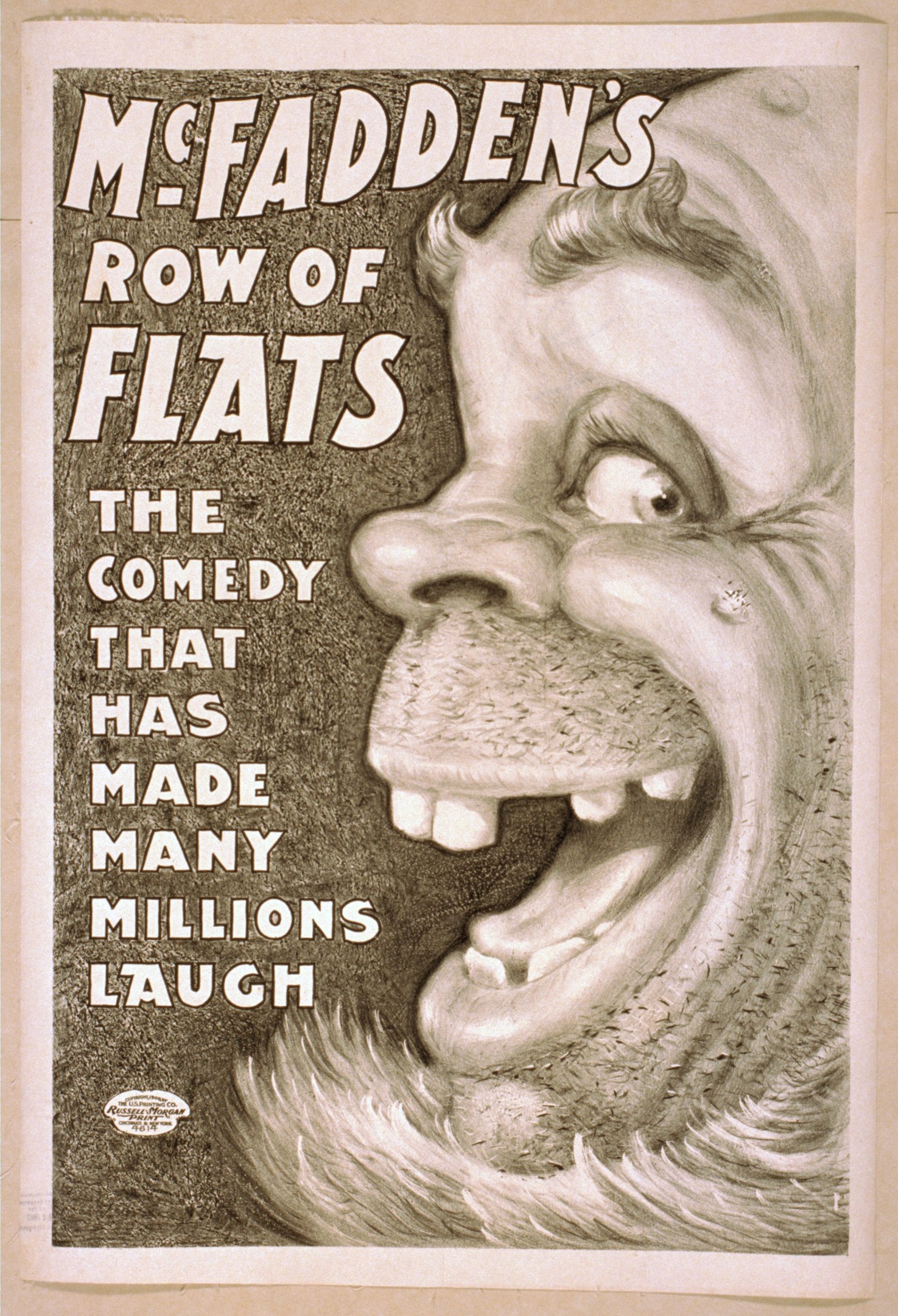 Plakat eines lachenden Menschen mit wilden Haaren, breitem Grinsen und weit aufgerissenen Augen, eingerahmt von einem hellgelben Hintergrund, mit dem Text "McFadden's Row of Flats: The Comedy That Has Made Many Millions Laugh."