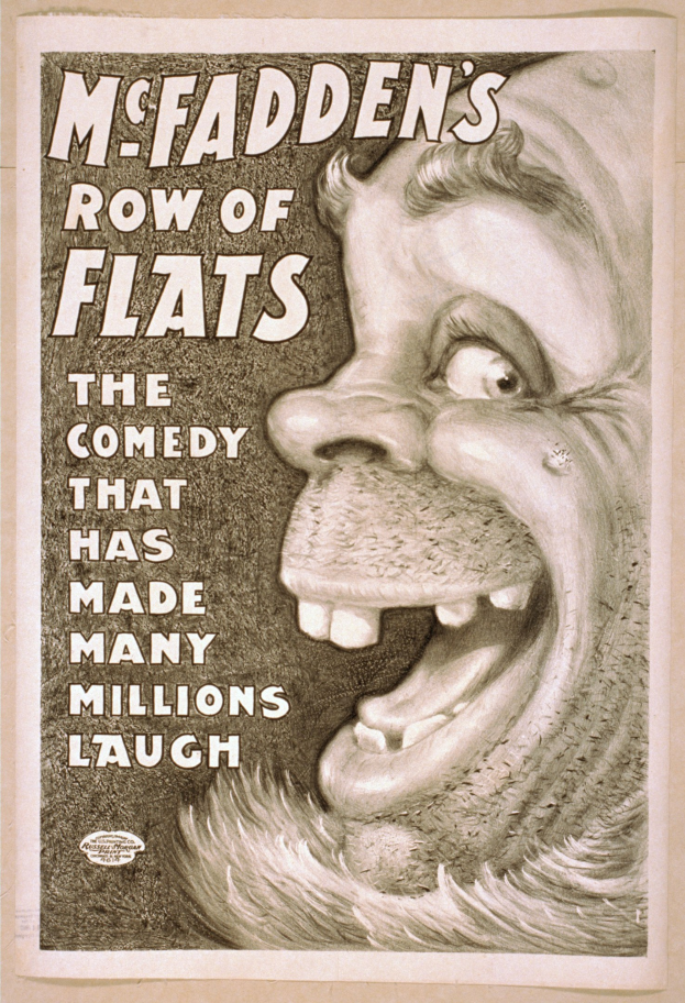 Plakat eines lachenden Menschen mit wilden Haaren, breitem Grinsen und weit aufgerissenen Augen, eingerahmt von einem hellgelben Hintergrund, mit dem Text "McFadden's Row of Flats: The Comedy That Has Made Many Millions Laugh."