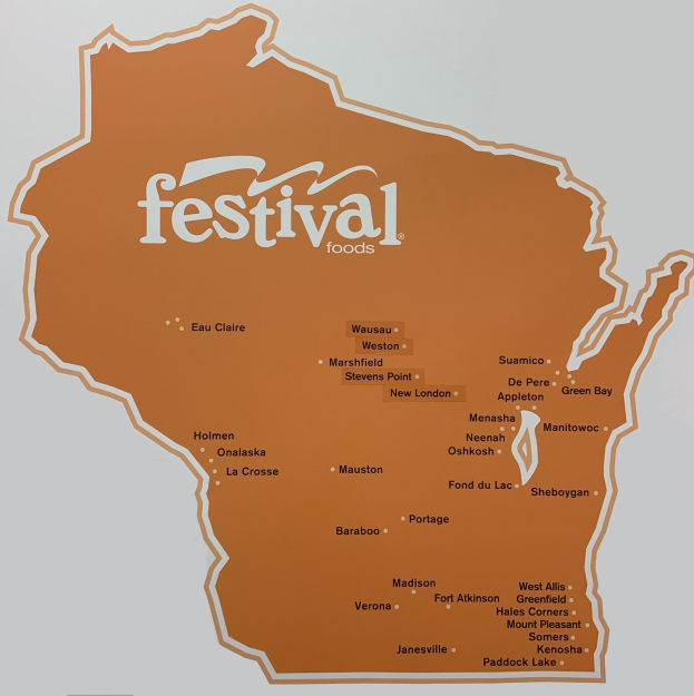 Ein lebendiger Plakatentwurf einer Wisconsin-Karte voller bunter Lebensmittel, beschriftet mit "Festival Foods."