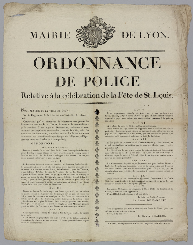 Altes Dokument mit der Aufschrift "Ordnance de Police" und einem krönungsgespickten Schild-Logo, das einem Gesetzbuch ähnelt mit fetter schwarzer Schrift auf einem weißen Hintergrund.