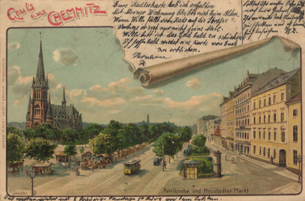 Alte Postkarte zeigt eine deutsche Stadtstraße mit Gebäuden, Bäumen, Fahrzeugen, Menschen, Strommasten und einem bewölkten Himmel mit handgeschriebener Schrift.