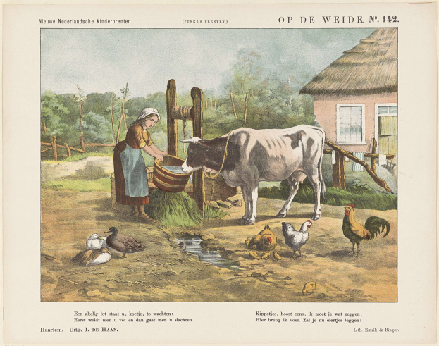 Frau melkt eine Kuh auf einer grünen Wiese mit Hennen, Enten, einem hölzernen Zaun, einem Haus mit Dach und Fenstern, Bäumen und einer bewölkten Himmel.