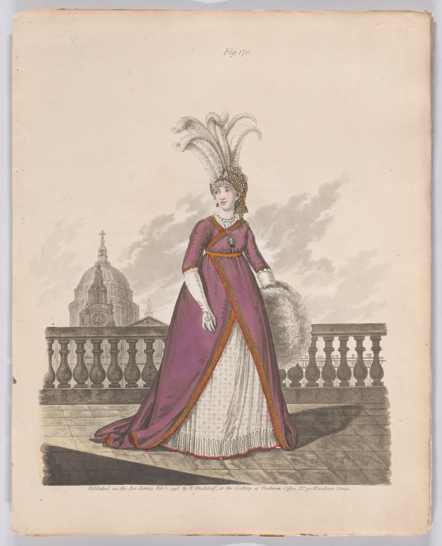 Frau in einem violetten und weißen Federkleid, die an einem Geländer steht, mit einem Gebäude und Wolken im Hintergrund, beschriftet mit "Fashion of New York, New York Street, 1790".