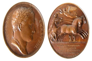 Bronze-Medaille mit einem galoppierenden Reiter in Rüstung, der ein Schwert und einen Schild hält, mit eingravierter Inschrift auf einem weißen Hintergrund.