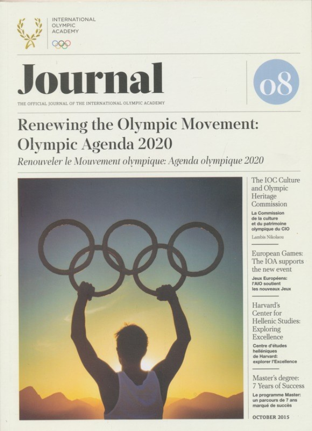Eine Person in einem weißen Hemd und blauen Shorts hält die Olympischen Ringe in den Händen, mit "Renewing the Olympic Movement" und "Olympic Agenda 2020" auf dem Papier vor ihnen, stehend vor einem hellblauen Himmel mit weißen Wolken und Sonne.