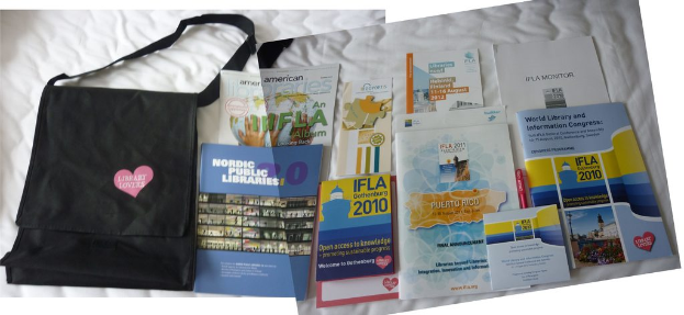 Eine Tasche mit den Worten "Bücherliebhaber" und einige Bücher auf einem Bett.