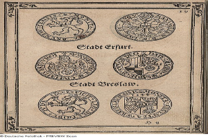 Altes Buch mit vier verschiedenen Siegeln, die in einem Kreis auf einer offenen Seite mit Text und Bildern angeordnet sind.