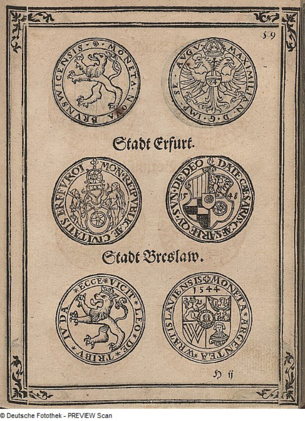 Altes Buch mit vier verschiedenen Siegeln, die in einem Kreis auf einer offenen Seite mit Text und Bildern angeordnet sind.