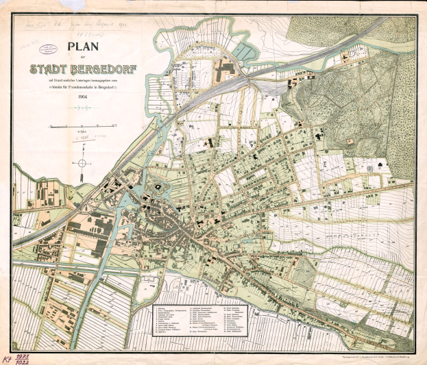 Ein gerahmter, alter Stadtplan der Stadt Stadt Bergdorf, Deutschland, mit darauf geschriebenem Text.