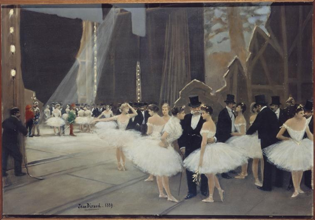 Ein Bild mit dem Titel "Tanz an der Oper" von Jean Beraud aus dem Jahr 1889, das eine Gruppe von Tänzern in weißen Tutus und Hüten auf einer Bühne zeigt, die von Lichtern beleuchtet und umrahmt ist.