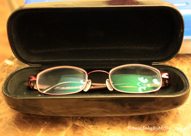 Eine Brille, die in einer offenen Brillenbox ruht.