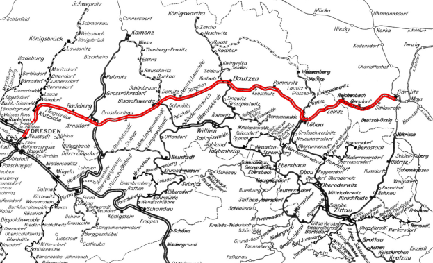 Eine Schwarz-Weiß-Karte von Deutschland mit einer roten Linie, die eine Zugroute anzeigt und mit Städten und Dörfern entlang des Weges beschriftet.