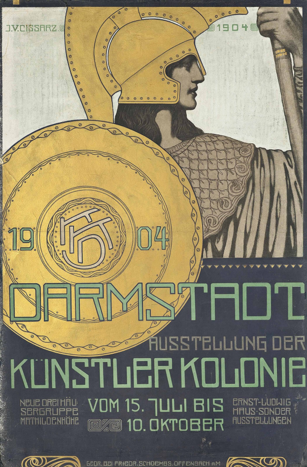 Plakat f├╝r ein 1904er Berlin-Konzert, das eine Person in einem Helm mit einem Schild zeigt, auf dem "Darmstadt" und "K├╝nstler Kolonie" in fetter Schrift stehen.