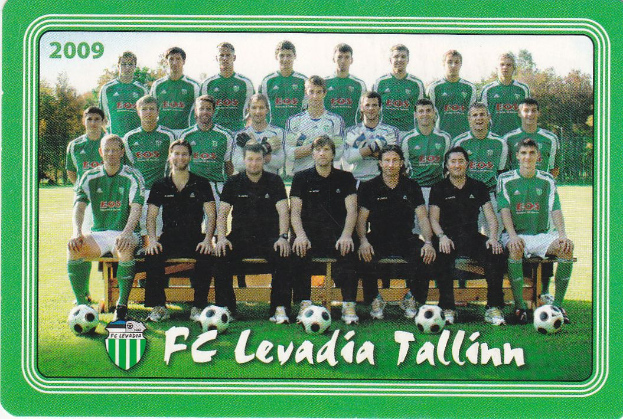 Ein Plakat der FC Levadia Tallinn-Mannschaft mit einer Gruppe von Menschen im Vordergrund, Füßbälle auf dem Boden, Bäumen und einem klaren blauen Himmel im Hintergrund, mit Text und einem Logo unten.