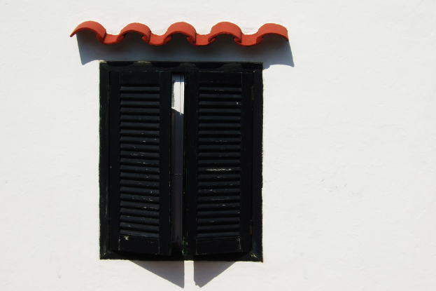 Ein Fenster ist in eine Wand eingelassen.