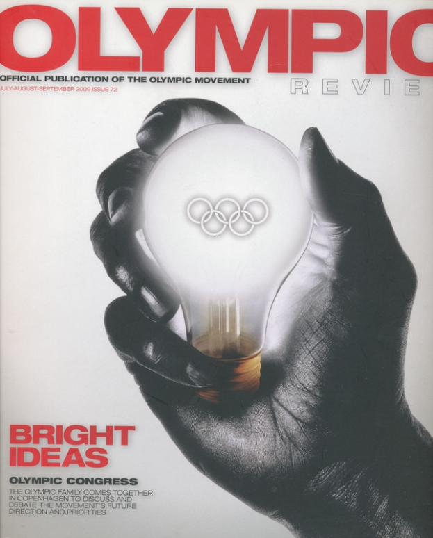 Eine Hand, die eine Glühbirne mit dem Olympischen Logo hält und die Wörter 'Olympisches Review Magazin' darüber geschrieben hat.