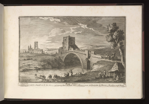 Ein aufgeschlagenes Buch mit einer Illustration eines Schlosses im Hintergrund, das von Bäumen, Menschen, einer Brücke über Wasser, Hügeln und einem bewölkten Himmel umgeben ist.